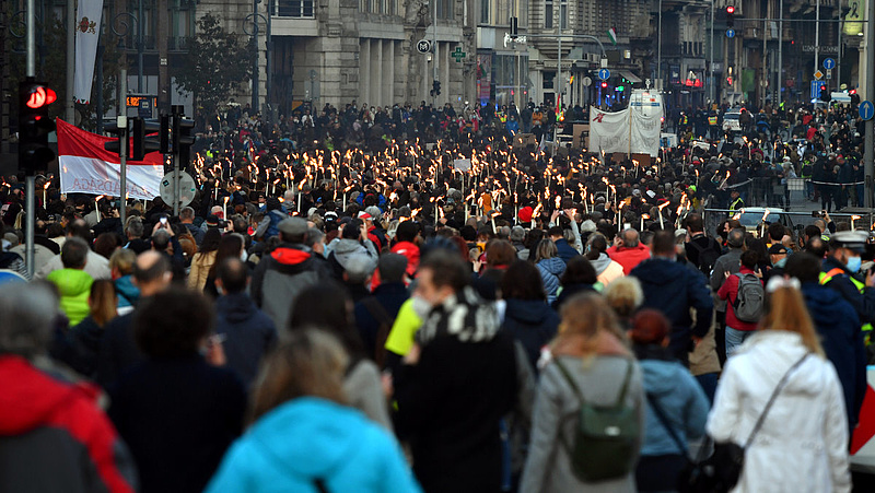 Sok ezren vonultak együtt az egyetemi autonómiáért kiálló SZFE-sekkel