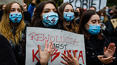 Tömegek tüntettek Lengyelországban az abortusztörvény miatt
