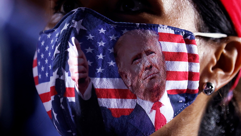 Amerikai elnökválasztás: Bidennek áll a zászló