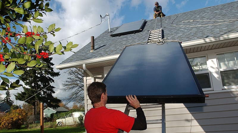 Kötelező napelemtelepítést akar az EU minden háztetőre