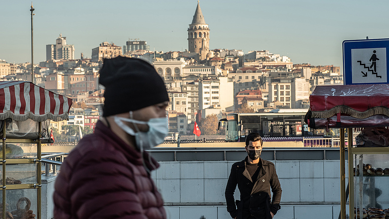 A törökök nem finomkodnak: folyamatos tesztelésre kényszerítik az oltatlanokat
