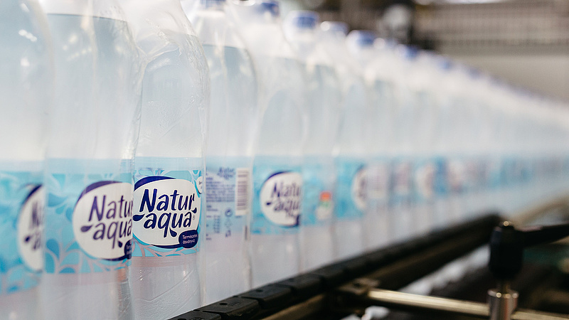 A palackos vízzel a műanyagot is lenyeljük
