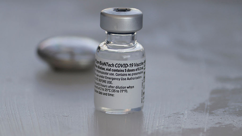 Ritkán kiütéseket okozhat a Pfizer és a Moderna vakcinája