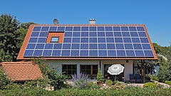 A háztáji napelemeseknek nem kell félniük a bruttó elszámolástól, de a hibrid inverter és az akkumulátor felé van a jó irány