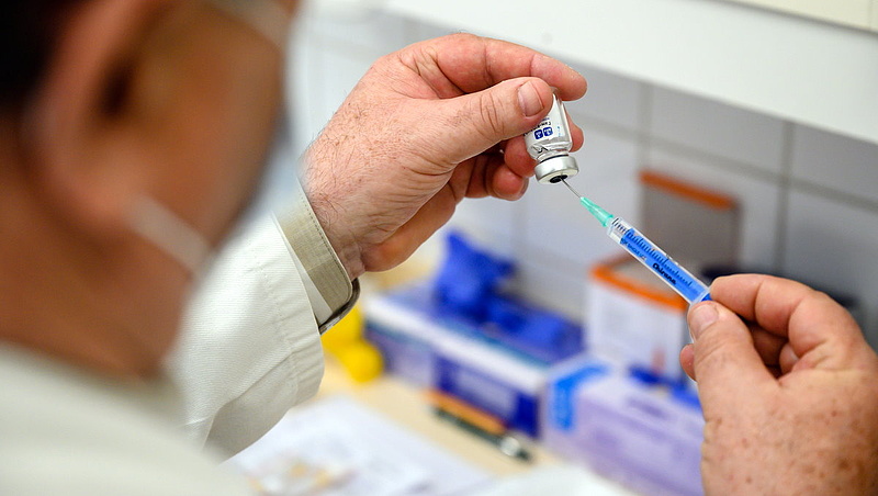 EU-csúcs - gyorsítják a koronavírus elleni vakcinák gyártását