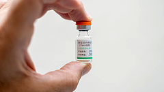 Figyelmeztetést kaptak a kínai vakcinával oltottak: "védekezzen úgy, mintha nem lenne beoltva"