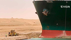 Szuezi-csatorna: pár centivel arrébb ment a monstrum 