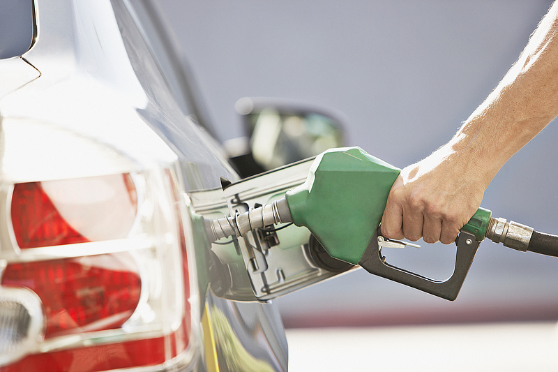 Tovább menetelnek az üzemanyagárak a 2012-es rekord felé