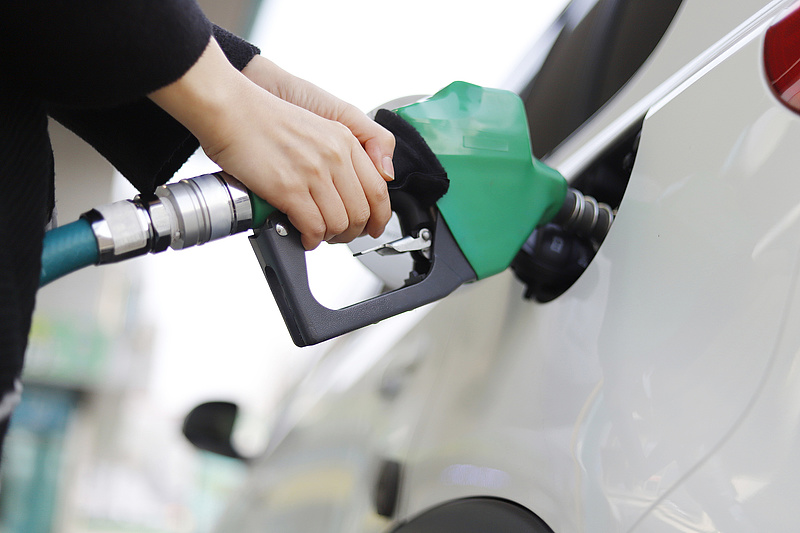 Tovább menetelhet az üzemanyag ára az 500 forint felé