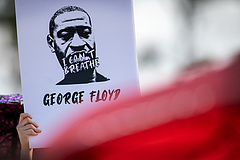 Bűnösnek mondták ki a George Floydot meggyilkoló rendőrt