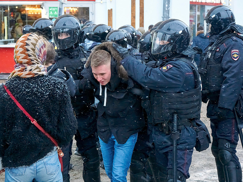 Tüntetések Moszkvában és Szentpéterváron, sok embert őrizetbe véttek