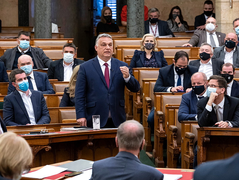 Piros lapot kapott Orbán Viktor a parlamentben