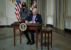 Történelmi minimálbér-emelésről döntött Joe Biden
