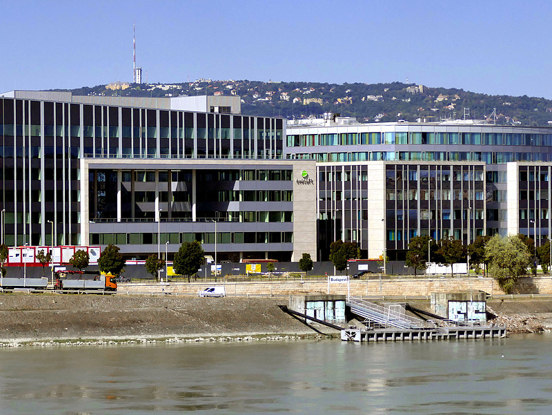 Felvásárlási láz: az MNB-alapítványos cég 58 milliárdért vett két irodaházat