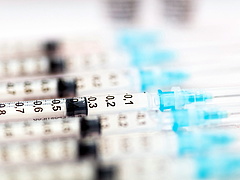 További 200 ezer adag vakcinát adott kölcsön Magyarország Csehországnak