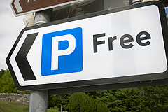 Ingyenes parkolás: visszajárhat az éves engedély díja