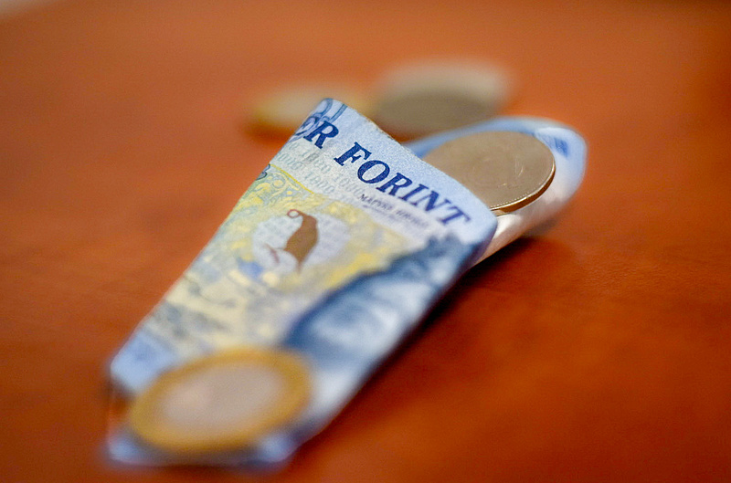 Este 420 forint körül jegyzik az eurót