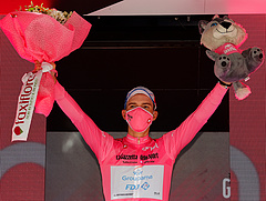 Valter Attila átírta a profi kerékpársport történelmét: vezet a Giro d’Italián