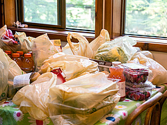 Érkeznek a vödrös élelmiszerek a boltokba, 10 százalékos árcsökkenés jöhet