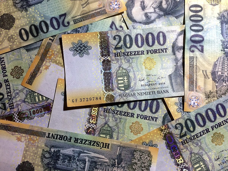 Ömlik a pénz a magyar régióba