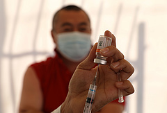 Áttöréses fertőzések miatt bírálja Szingapúr az egyik kínai vakcinát