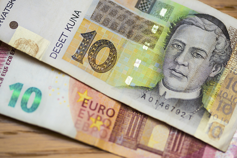 Este ismét 400 forint felett jegyzik az eurót