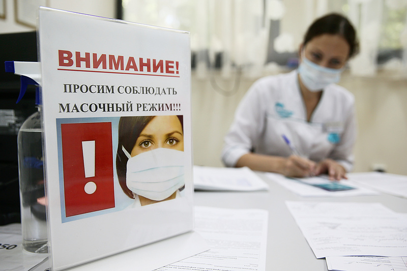 A járvány növekvő hulláma alatt lazítanak az oroszok