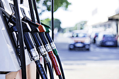 Akár 600 forintra drágulhat a benzin Magyarországon