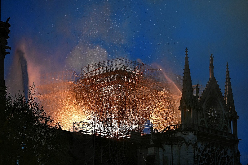 A Notre-Dame leégesekor eltitkolt veszélyek miatt tesznek feljelentést