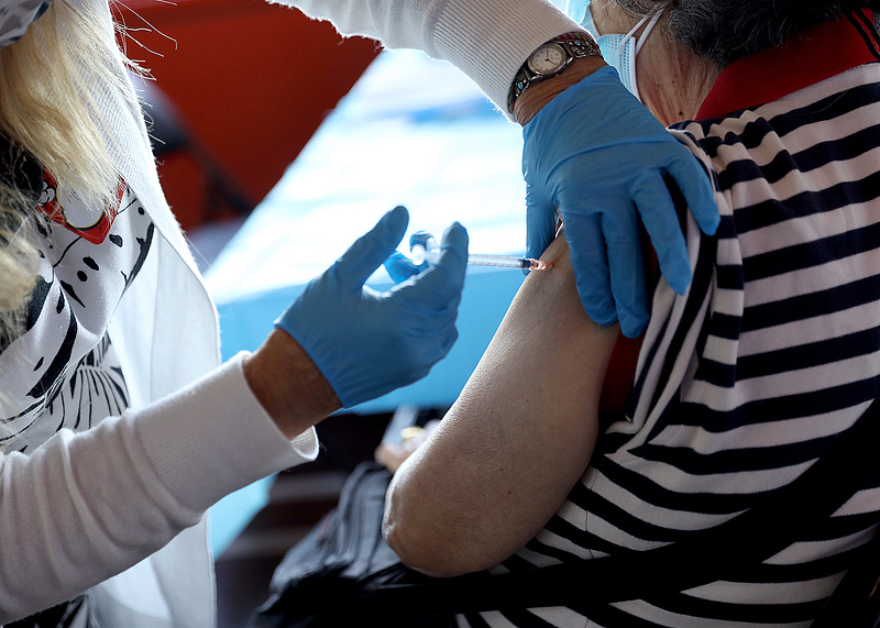 Koronavírus: a francia egészségügyi dolgozók 0,6 százaléka utasította el a kötelező oltást