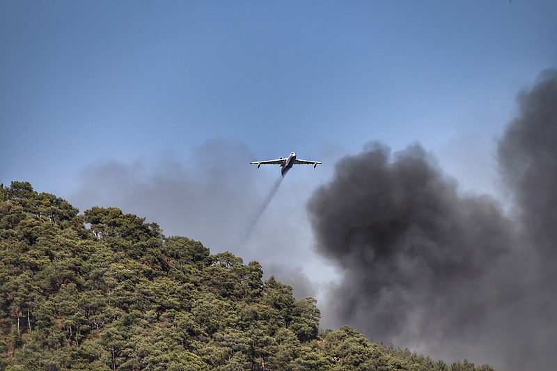 Újabb tragédiát hoztak a török erdőtüzek, lezuhant az egyik mentőgép