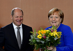Angela Merkel bőrébe bújt Olaf Scholz