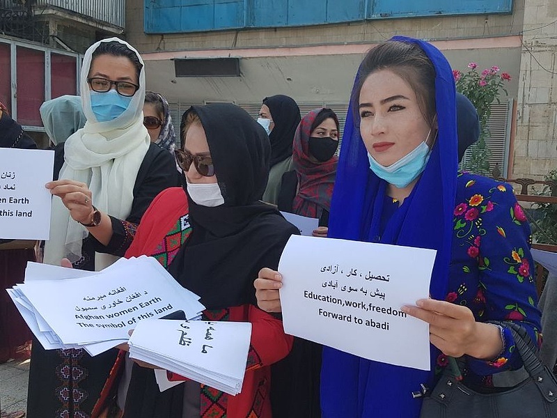 Afgán nők tüntettek saját jogaikért, de a tálibok szerint az ő helyük otthon van