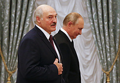 Putyin és Lukasenka egyre lelkesebben ölelik egymást