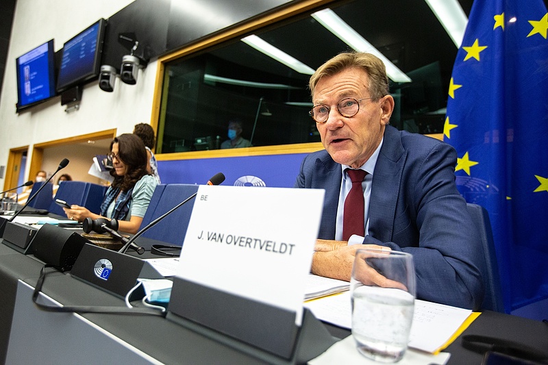 Tiszta vizet önthet a pohárba az Európai Bizottság elnöke