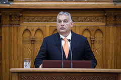 Adómentességet, nyugdíjprémiumot, 600 milliárdos visszatérítést ígér Orbán Viktor