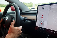A Tesla-tulajok inkább mobiloznak, ha bekapcsol az önvezető 