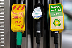 A pánivásárlások megszűntek, de rekordon a benzinár Nagy-Britanniában