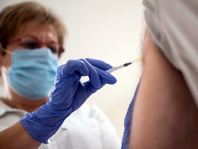Koronavírus: 859 új fertőzöttet azonosítottak Magyarországon, elhunyt 16 beteg