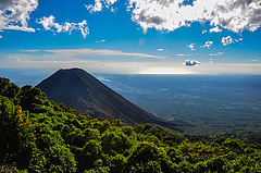 El Salvador már hivatalosan is vulkánokkal bányássza a Bitcoint 
