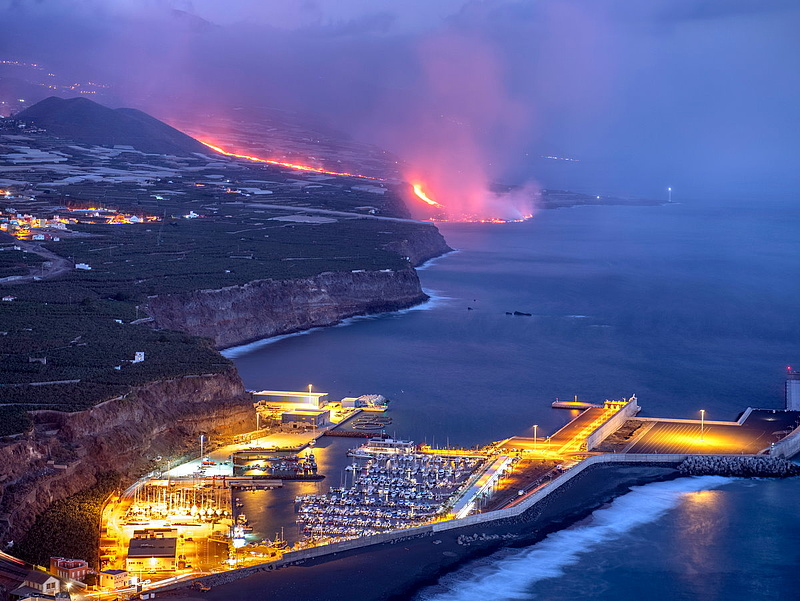 Házakat, utcákat, ültetvényeket pusztít el a forró láva a Kanári-szigeten
