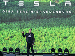 Villámgyorsan adott túl majdnem egymilliárd dollárnyi Tesla részvényen Elon Musk
