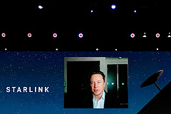 Elon Musk internetet biztosítana a repülők utasainak