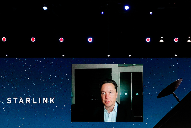 Elon Musk internetet biztosítana a repülők utasainak