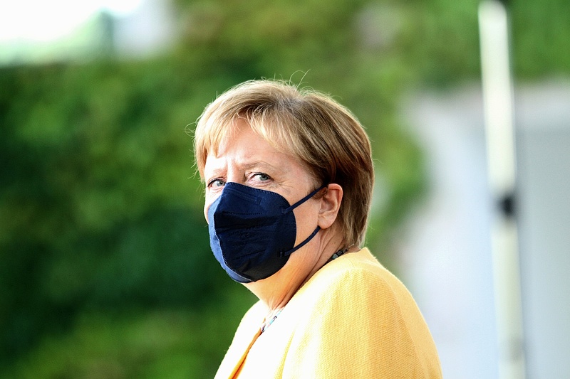 Katonai parádéval búcsúztatták Angela Merkelt