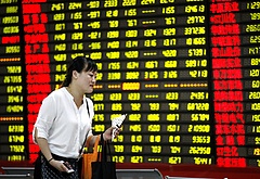 Pánikhullám szakította be a kínai piacokat, szorult helyzetben az ország