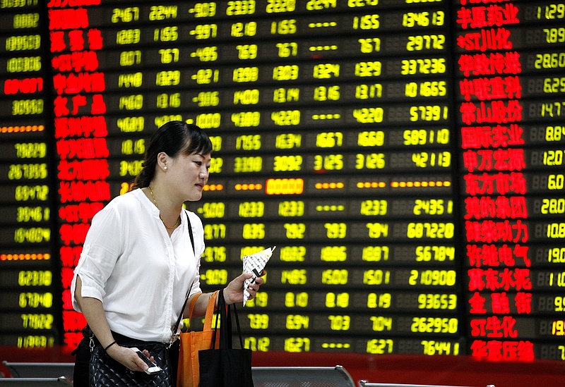 Pánikhullám szakította be a kínai piacokat, szorult helyzetben az ország