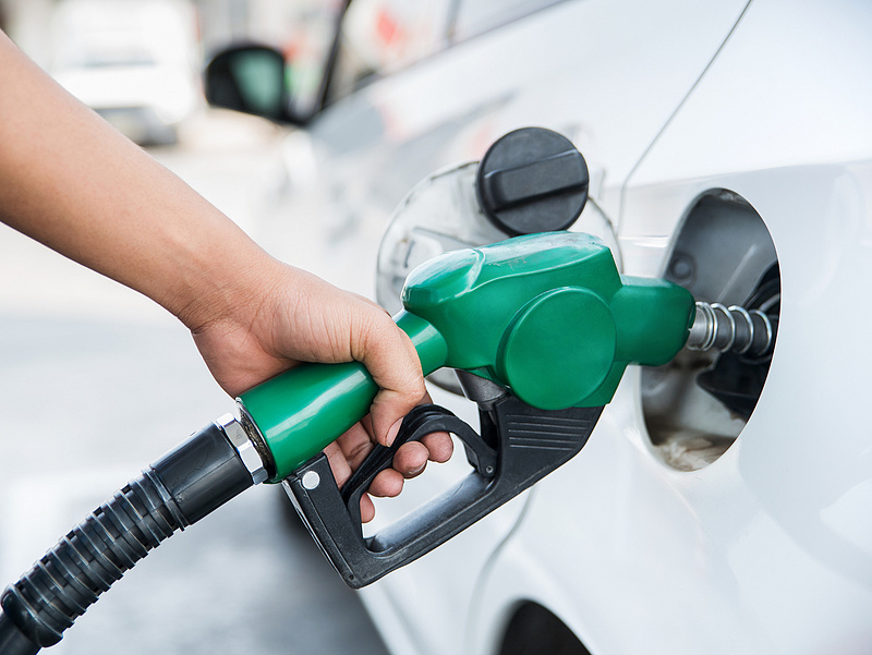 A benzin nagykereskedelmi ára emelkedik pénteken