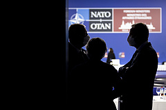A NATO szerint a magyar miniszterelnök különleges kapcsolatokat ápol Putyinnal