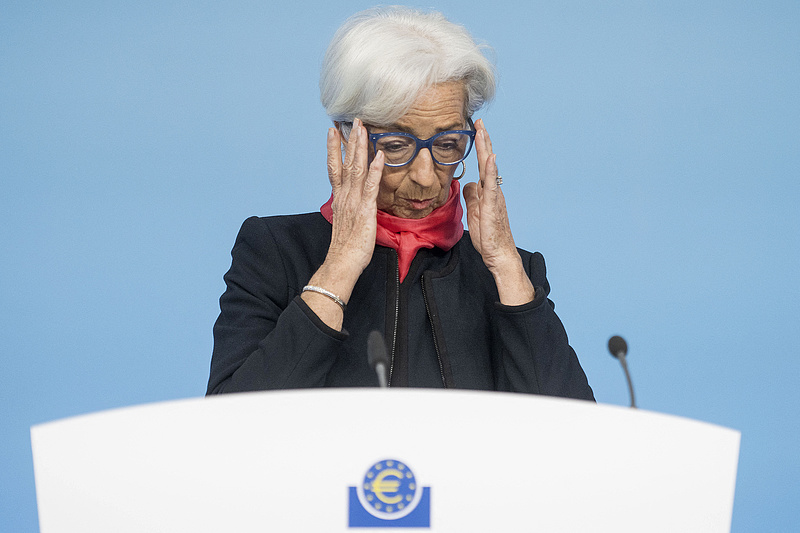 Christine Lagarde flörtölni kezdett a héjaléttel